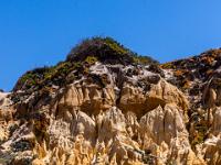 Ausschnitt aus farbigem Erdhang mit spitzen Erosionsformen